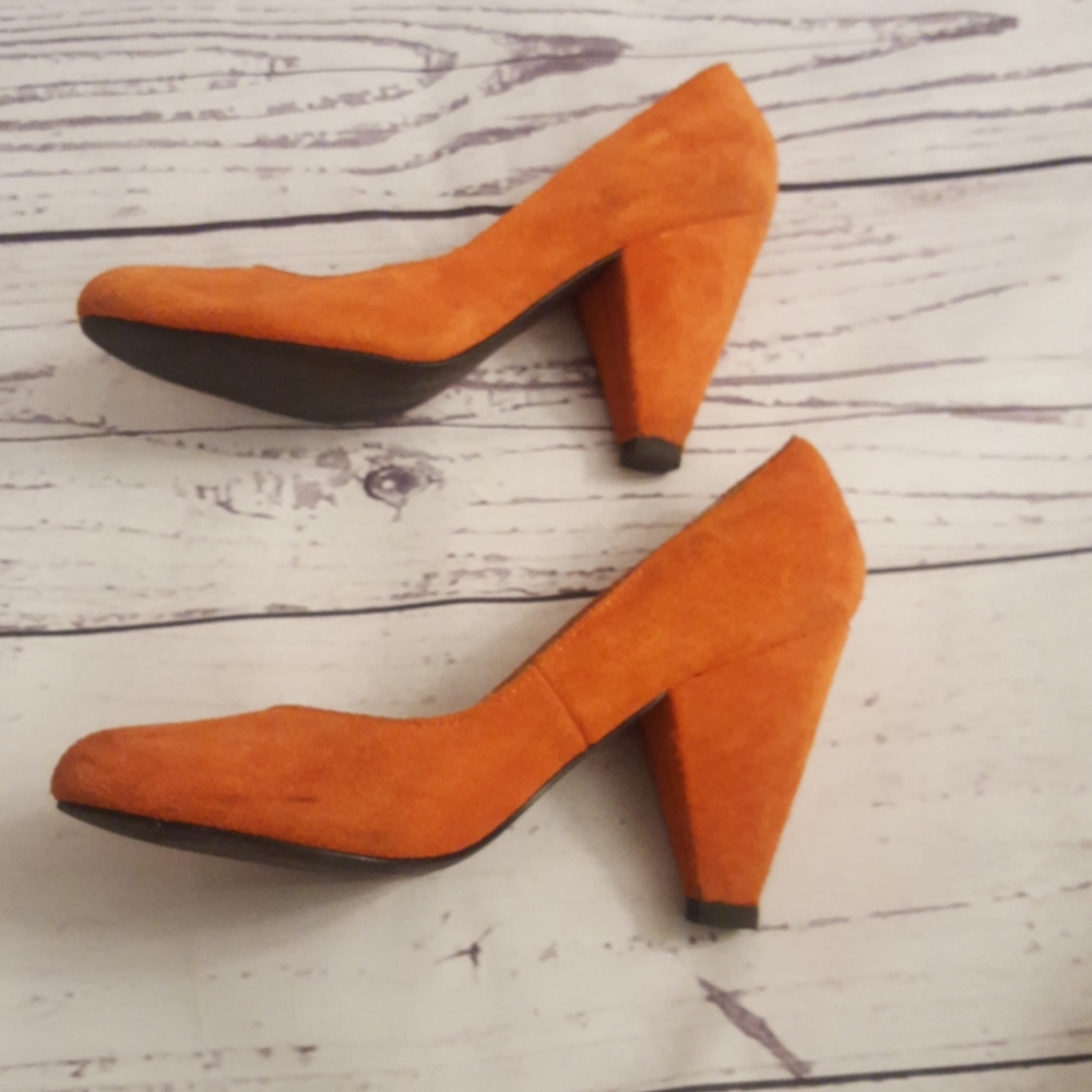 Orange pumps